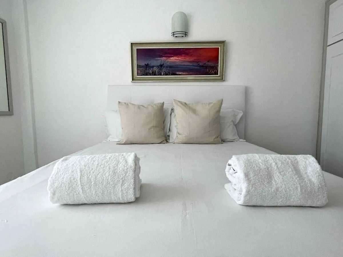 Top Location With A Pool And Terrace! 萨洛 0*,  西班牙